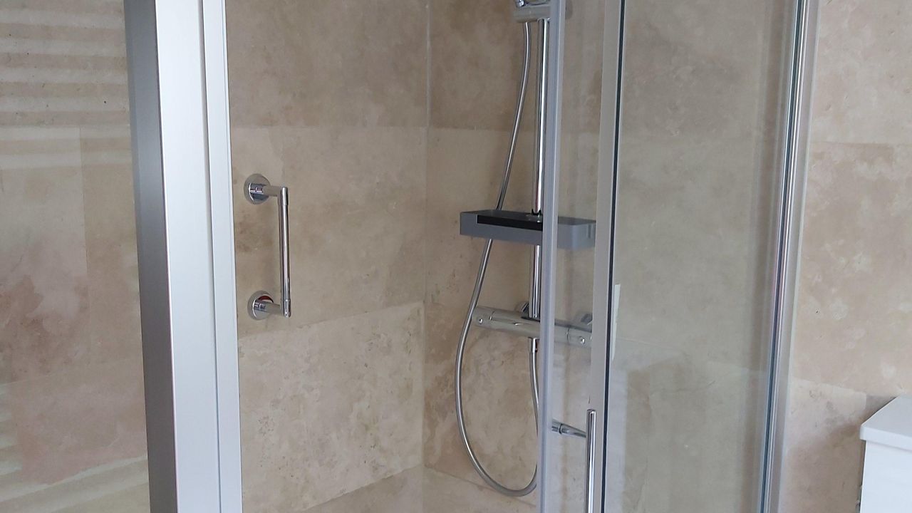 Wasserkraftwerk 3 Bad mit Badewanne und Dusche Wasserkraftwerk 3 Bad mit Badewanne und Dusche